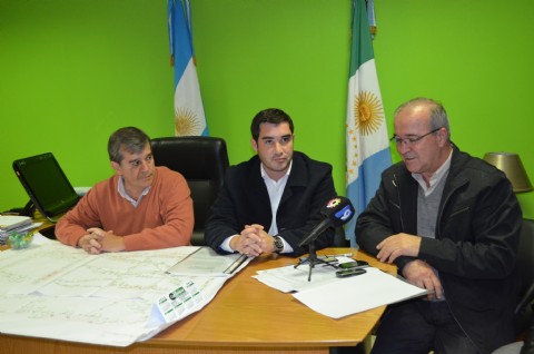 Anuncian la construcci�n del primer tramo del pulm�n verde de Castelli. Durante la conferencia de las autoridades.