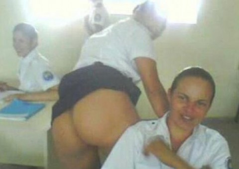 mujeres mostrando las tetas mujeres mostrando las tetas