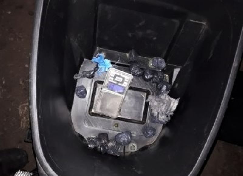 Dealer tiró la droga que llevaba para no ser capturado