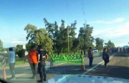 Corte de ruta y protesta en el puente porque despidieron a 40 trabajadores del acueducto