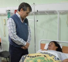 El intendente de la localidad de Castelli, junto a Mercedes S�nchez en el hospital.