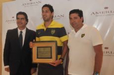 Capitanich entreg� una placa distintiva al jugador chaque�o del equipo xeneize, Juan Manuel Insaurralde.
