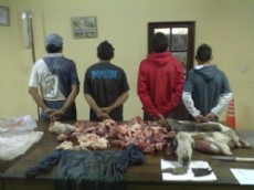 Los detenidos con la carne durante la llegada a la comisar�a.