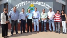 Las autoridades reunidas durante la entrega del documento.