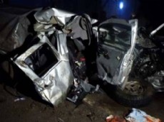 La camioneta de las v�ctimas fatales se convirti� en hierros retorcidos.