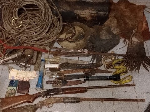 Demoraron a un hombre con armas y elementos de dudosa procedencia en Selvas del Río de Oro