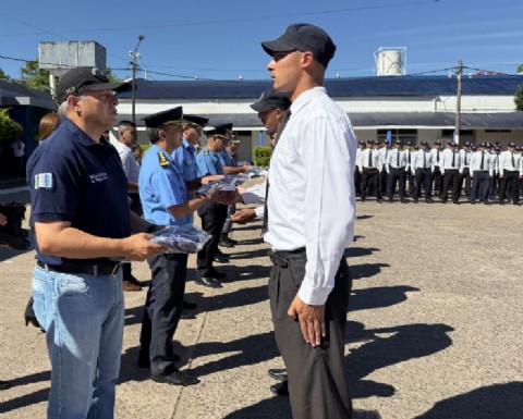 El Gobierno provincial entregó uniformes a los futuros agentes de policía