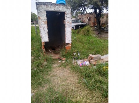 Arrojan en un baño a un bebé recién nacido