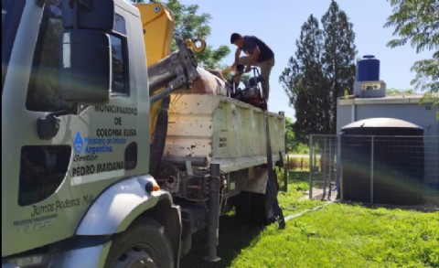 El Municipio refuerza el traslado de agua para familias, escuelas y productores rurales de Colonia Elisa