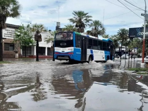 Por las lluvias, suspendieron momentáneamente el servicio de colectivos en el Gran Resistencia