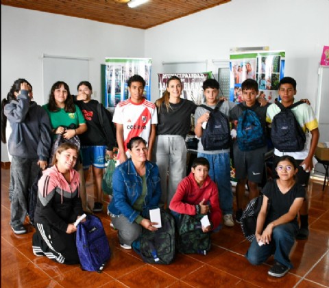 La Municipalidad de Laguna Blanca entregó mochilas, útiles y calculadoras científicas a estudiantes secundarios