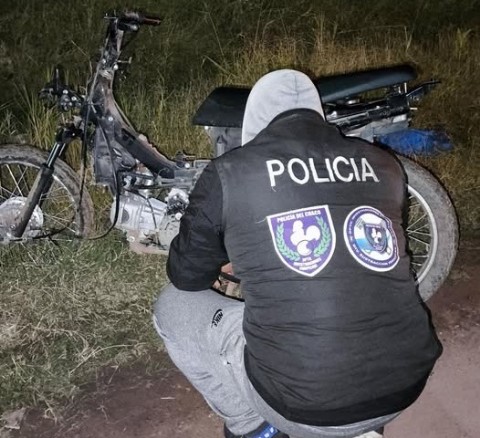 Recuperaron una moto robada y el sospechoso se fugó por el monte en Fontana