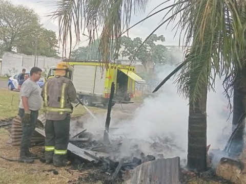 Un incendio destruyó un puesto de ventas en Resistencia