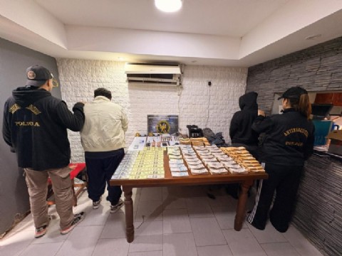 Allanamientos antidrogas en Charata: secuestraron cocaína, millones de pesos, armas y dólares falsos
