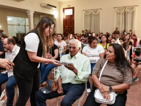 Vecinos de Sáenz Peña recibieron anteojos de receta en forma gratuita