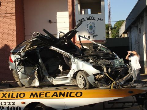Tren de ex Sefecha arrolló un automóvil conducido por una joven