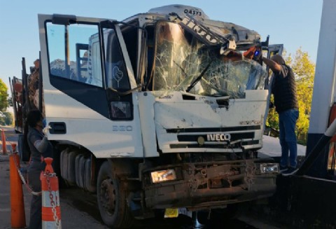 Un chofer quedó atrapado en la cabina luego de un fuerte choque de camiones en el peaje de Makallé