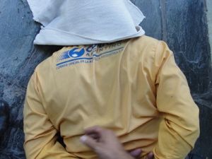 Se disfrazo de cartero, ingreso a robar a una Casa, tomo rehenes y termino preso