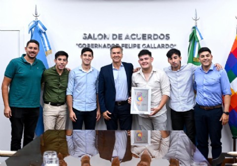 El gobernador Zdero recibió al grupo Trinar, tras su destacada actuación en Cosquín