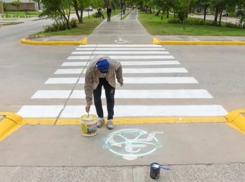 Sáenz Peña avanza con la demarcación de sendas peatonales y señalética de accesibilidad