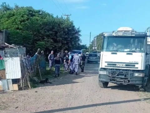 Desalojaron un asentamiento y limpiaron un basural en el Río Negro