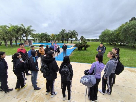 Estudiantes de Educación Física entrenaron en el natatorio municipal de Laguna Blanca