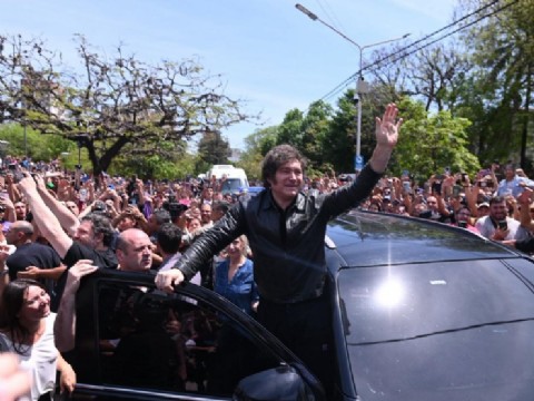 Milei visitó fugazmente Resistencia: "No aflojen que esta vez el esfuerzo vale la pena"