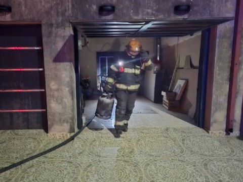 Una vivienda se incendió tras la explosión de una garrafa en Pampa del Infierno