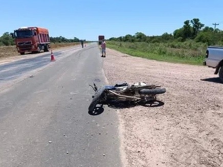 Un joven motociclista falleció tras chocar contra un camión en Hermoso Campo