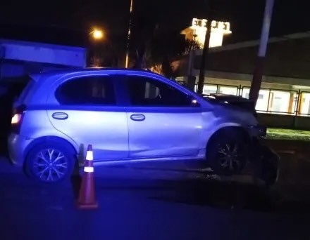 Un auto quedó incrustado en una columna tras esquivar una moto en Resistencia