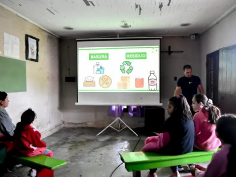 El "Cine en los Barrios" de Sáenz Peña convocó a familias y chicos en el Centro Comunitario San José