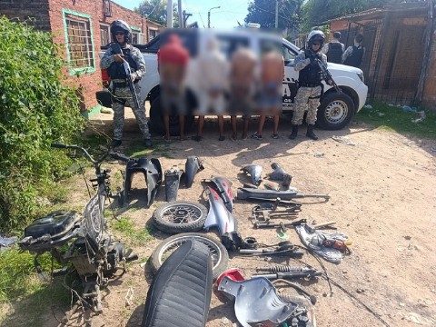 Cuatro jóvenes fueron sorprendidos desarmando una moto en Resistencia