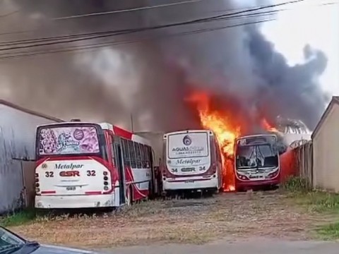 Colectivos de Sáenz Peña fueron consumidos por el fuego tras un incendio