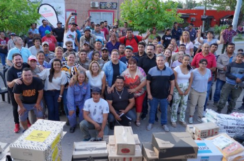 Magda Ayala entregó indumentaria y un bono especial a los trabajadores municipales en su día