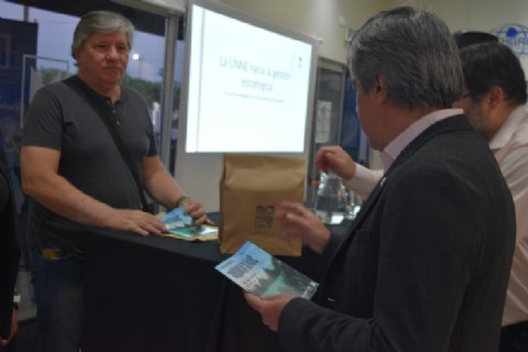 El primer libro de la editorial de la Unne en la lengua qom