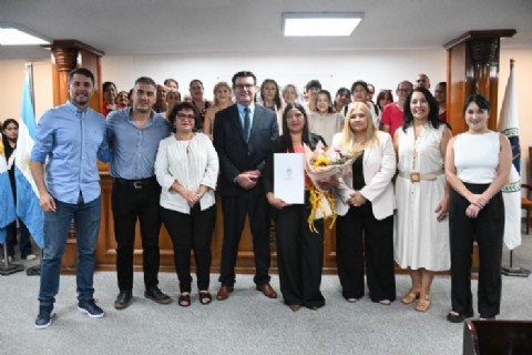 La Legislatura reconoció a la docente rural Gloria Cisneros como Mujer Destacada de 2026