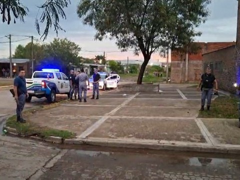 Vecinos agredieron a efectivos en un operativo en una escuela de Resistencia