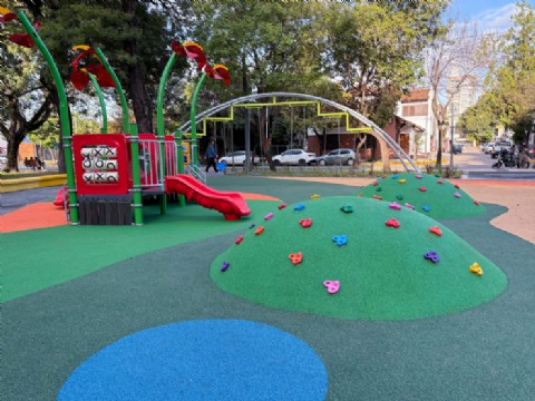 El Gobierno provincial acompañó la inauguración de la renovada plaza 12 de Octubre