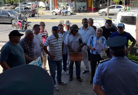 Baja participación en la autoconvocatoria policial frente a Jefatura en Resistencia