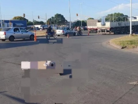 Un peatón murió luego de ser atropellado por un camión en la colectora de la Ruta 11