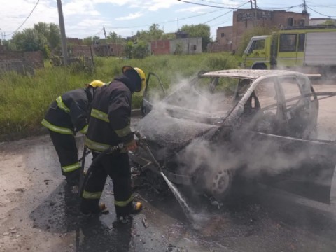Bomberos extinguieron el incendio de un vehículo en Resistencia