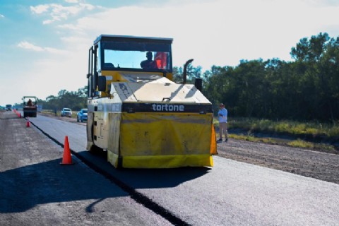 El Gobierno provincial avanza con la pavimentación de la Ruta Provincial 13 entre Cote Lai y Charadai