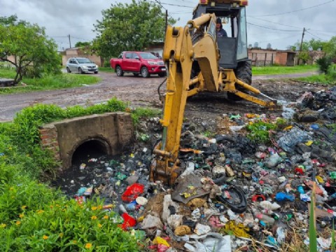 Intensifican la limpieza de canales para garantizar el escurrimiento del agua en Barranqueras