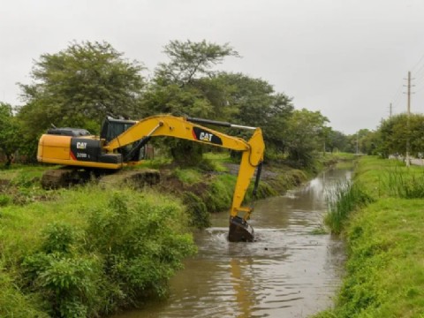 Sáenz Peña avanza con la limpieza de canales y la reducción del nivel de los reservorios