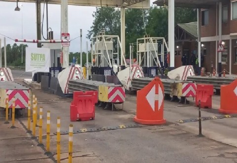 Trabajadores del peaje en el puente General Belgrano levantaron las barreras contra el fin de la concesión