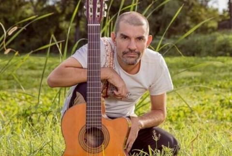 VIDEO | Seba Ibarra, el artista que concientiza con música litoraleña, reconvertida en pop acústico y folk actual