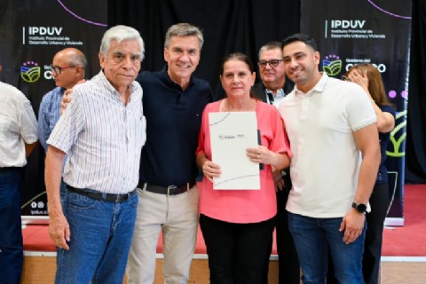 El Gobierno provincial entregó títulos de propiedad a familias que esperaron por décadas en Villa Ángela