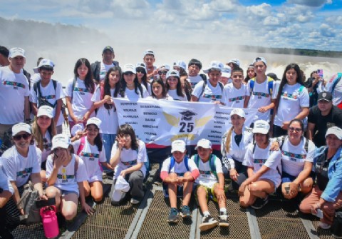 La intendenta Panzardi acompañó el viaje de egresados de Laguna Blanca a Misiones