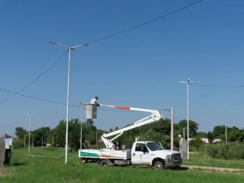 El municipio de Sáenz Peña mejora el alumbrado público en el Parque Lineal