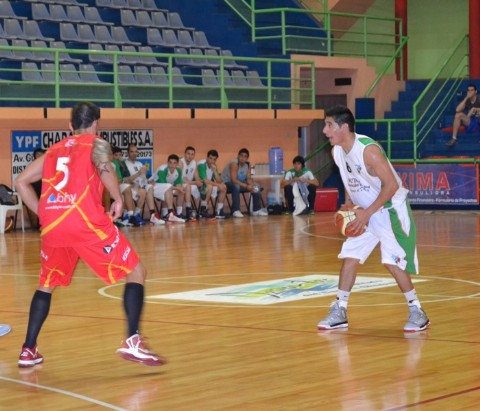 Italina recibió a Sarmiento en su casa y cayó por 74 a 80